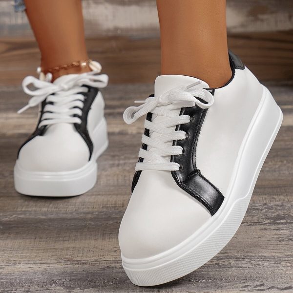 ⁦New Lace-up Flats Women Walking Sports Skateboard Shoes Retro Fashion Casual Sneakers⁩ - الصورة ⁦2⁩