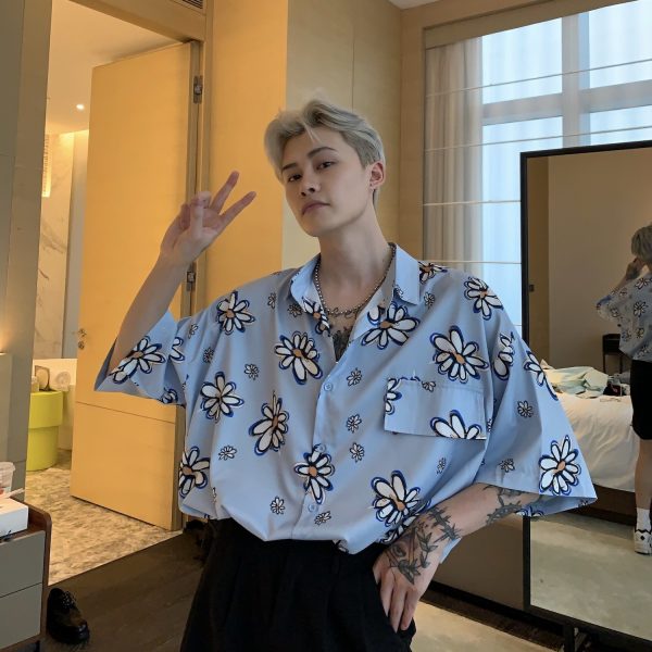 ⁦Little Daisy Short-Sleeved Shirt Men Korean Loose Couple Shirts For Men And Women⁩ - الصورة ⁦4⁩