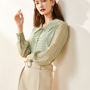 Women's shirts are fashionable and western