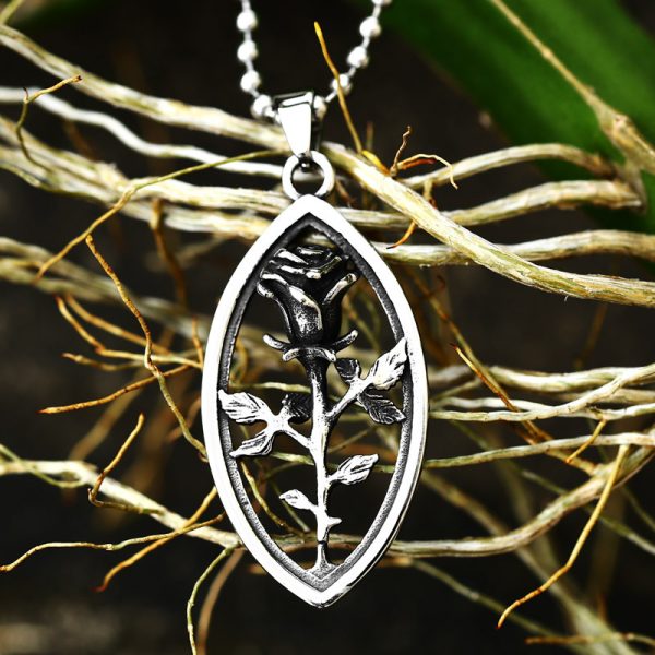 ⁦Hollow Rose Pattern Titanium Steel Pendant Fashion Simple Titanium Steel Men And Women Stainless Steel Accessories⁩ - الصورة ⁦2⁩