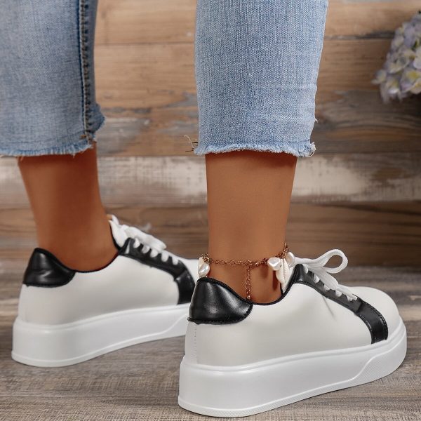 ⁦New Lace-up Flats Women Walking Sports Skateboard Shoes Retro Fashion Casual Sneakers⁩ - الصورة ⁦3⁩