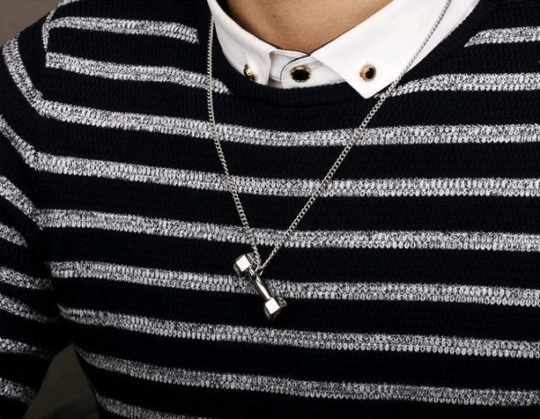 ⁦European fashion fitness dumbbell Necklace Pendant Korean couple men domineering female personality titanium barbell accessories⁩ - الصورة ⁦3⁩