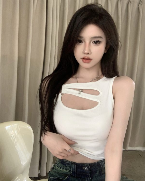 ⁦Hollowed Out White Small Suspender Tank Top For Women⁩ - الصورة ⁦3⁩