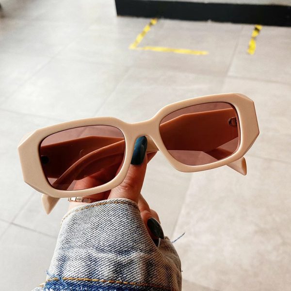 ⁦Women's Trendy Sun Fashion Square Sunglasses⁩ - الصورة ⁦4⁩