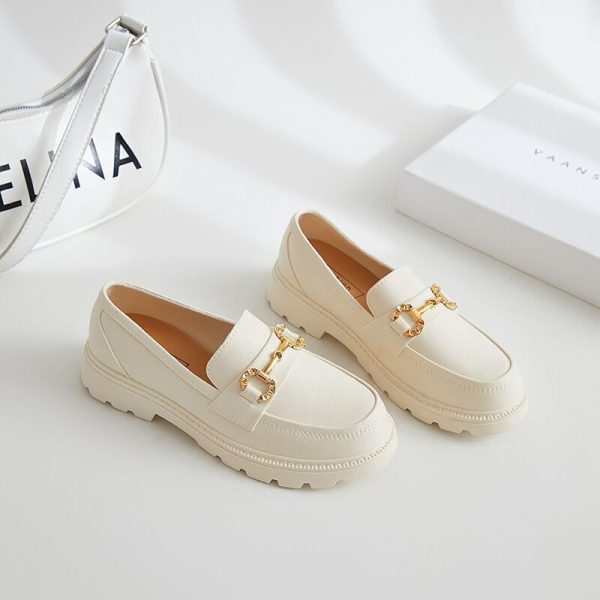 ⁦Women's British Style Retro Small Golden Button Round Toe PVC Slip-on Platform Shoes⁩ - الصورة ⁦3⁩