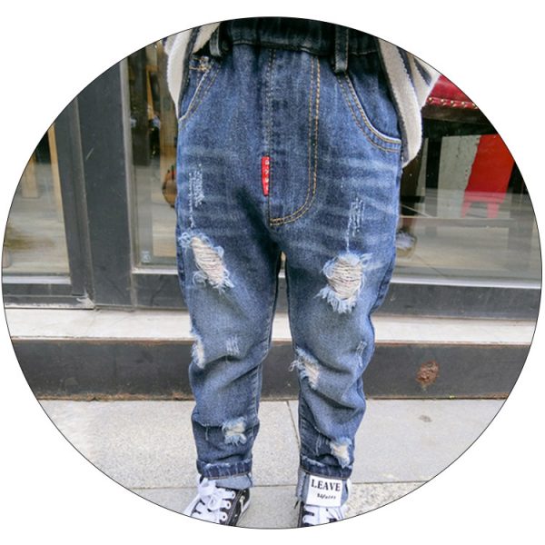 ⁦Ripped children's jeans⁩ - الصورة ⁦4⁩