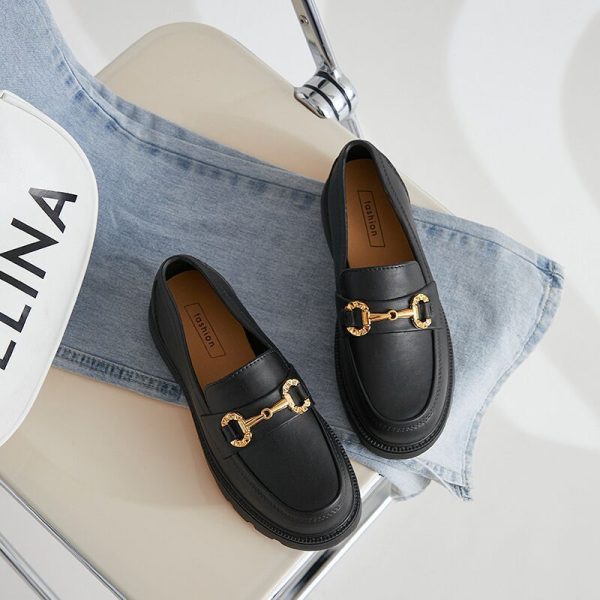 ⁦Women's British Style Retro Small Golden Button Round Toe PVC Slip-on Platform Shoes⁩ - الصورة ⁦4⁩