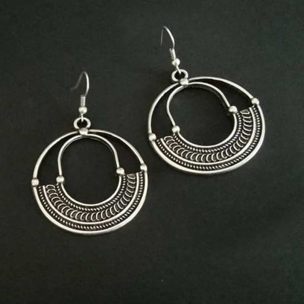 ⁦Geometric Round Hollow Antique Silver Earrings European And American Personalized Trending Earrings⁩ - الصورة ⁦4⁩