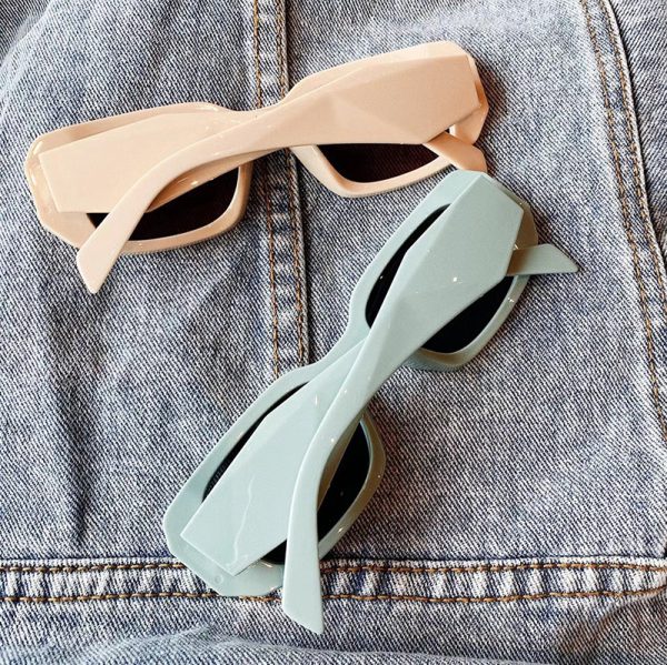 ⁦Women's Trendy Sun Fashion Square Sunglasses⁩ - الصورة ⁦2⁩