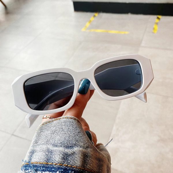 ⁦Women's Trendy Sun Fashion Square Sunglasses⁩ - الصورة ⁦3⁩