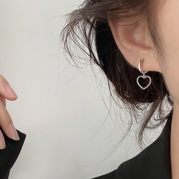 ⁦Fashion Trending Hollow Asymmetric Love Heart Earrings⁩ - الصورة ⁦3⁩
