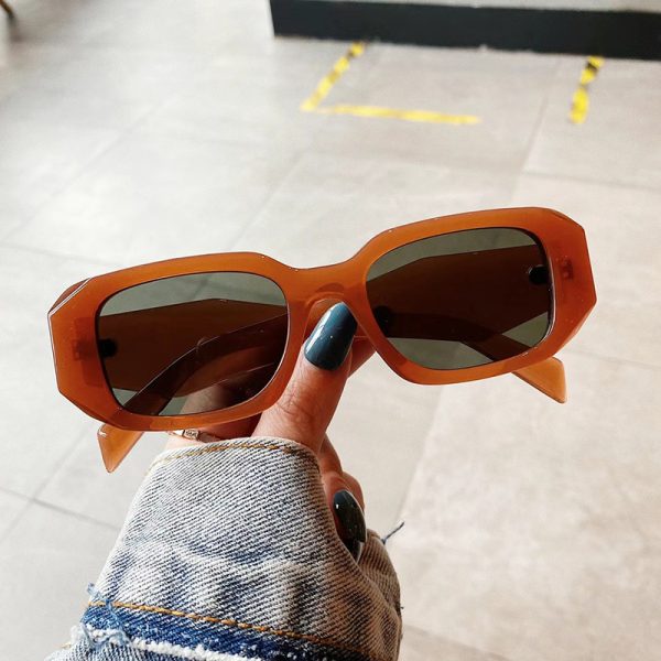 ⁦Women's Trendy Sun Fashion Square Sunglasses⁩ - الصورة ⁦5⁩