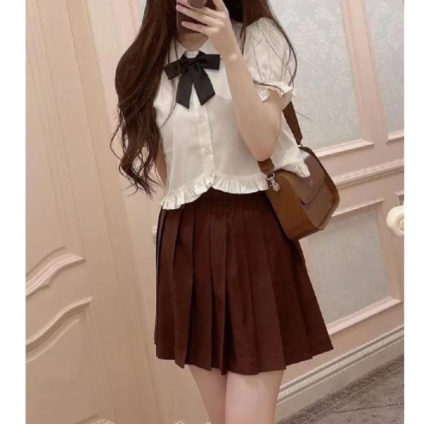 ⁦Women's Summer College Style Puff Sleeve White Short Sleeve Shirt⁩ - الصورة ⁦2⁩