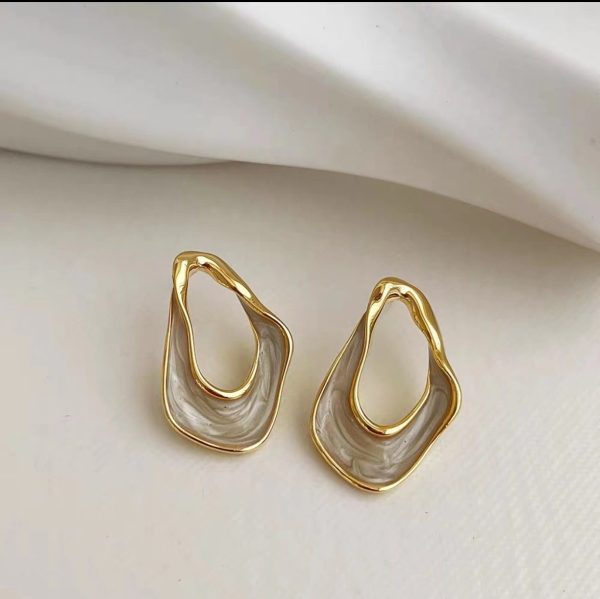 ⁦Twisted Simple Fashion Exquisite Korean New Fashion Trending Earrings⁩ - الصورة ⁦3⁩