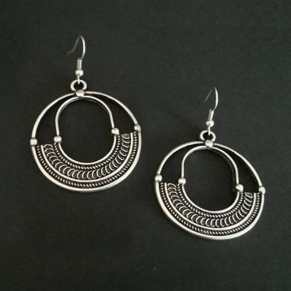 ⁦Geometric Round Hollow Antique Silver Earrings European And American Personalized Trending Earrings⁩ - الصورة ⁦5⁩