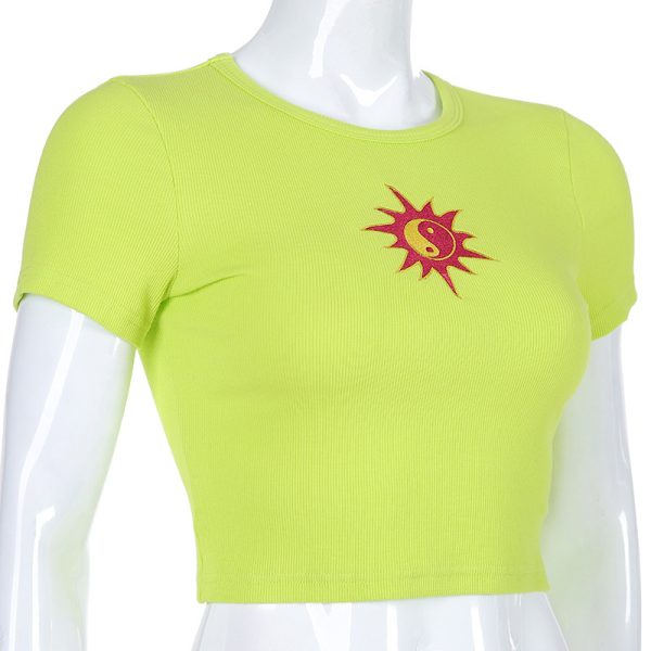 ⁦Sunflower printed small letters slimming T-shirt⁩ - الصورة ⁦5⁩