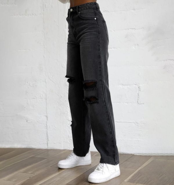 ⁦Women's Denim Pants With Ripped Holes⁩ - الصورة ⁦4⁩