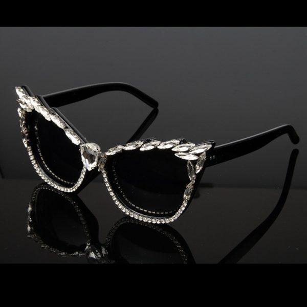 ⁦Cat eye sunglasses with rhinestones⁩ - الصورة ⁦3⁩