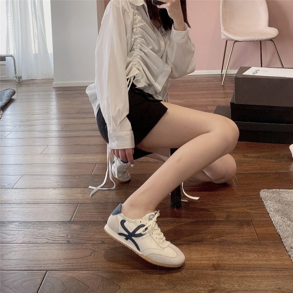 ⁦Women's Classic Sneaker Flat Shoes⁩ - الصورة ⁦3⁩