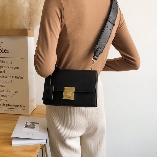 ⁦Women's lock shoulder bag⁩ - الصورة ⁦2⁩