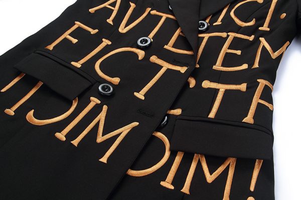 ⁦Women Black Slim-Fit Embroidered Lettering Blazer⁩ - الصورة ⁦5⁩