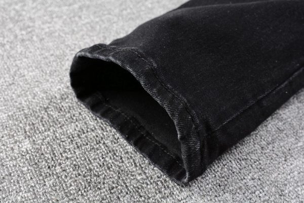 ⁦Black Cashew Flower Printed Patch Torn Jeans For Men⁩ - الصورة ⁦9⁩