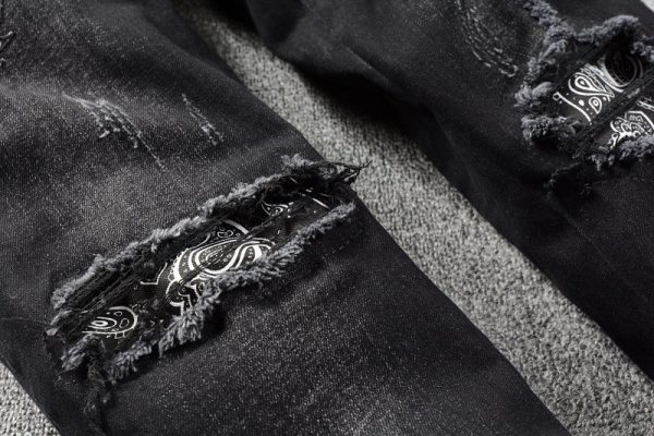 ⁦Black Cashew Flower Printed Patch Torn Jeans For Men⁩ - الصورة ⁦5⁩